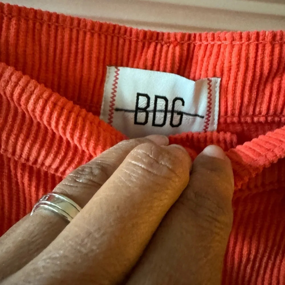 NWT Urban Outfitters BDG 100% Cotton Fray Edge Hem Corduroy Shorts Size 28 - Picture 3 of 11